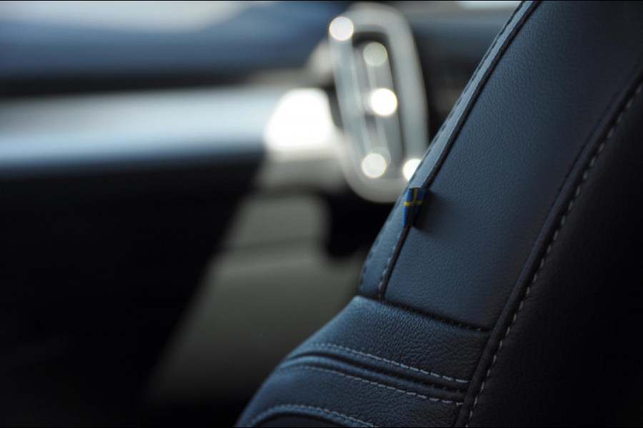 Volvo XC40 T4 190PK Automaat Momentum Pro Navigatie / Parkeersensoren Voor & achter / Parkeercamera achter / Semi Elek. wegklapbare trekhaak / Climate Control /  Getinte ramen vanaf de B-Stijl / Premium Audi Harman Kardon