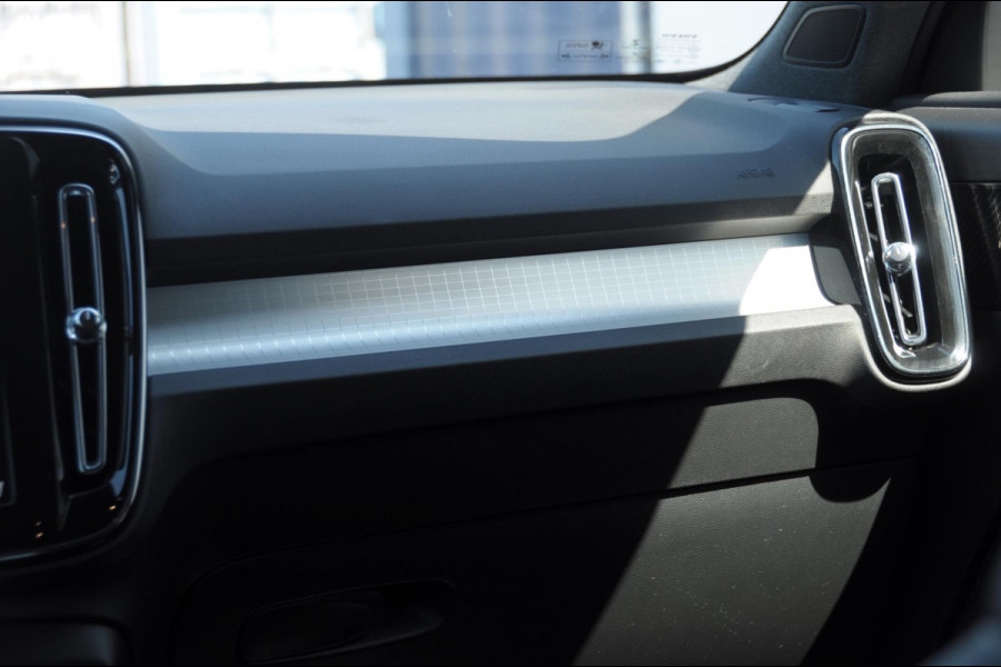 Volvo XC40 T4 190PK Automaat Momentum Pro Navigatie / Parkeersensoren Voor & achter / Parkeercamera achter / Semi Elek. wegklapbare trekhaak / Climate Control /  Getinte ramen vanaf de B-Stijl / Premium Audi Harman Kardon