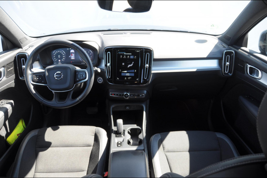 Volvo XC40 T4 190PK Automaat Momentum Pro Navigatie / Parkeersensoren Voor & achter / Parkeercamera achter / Semi Elek. wegklapbare trekhaak / Climate Control /  Getinte ramen vanaf de B-Stijl / Premium Audi Harman Kardon
