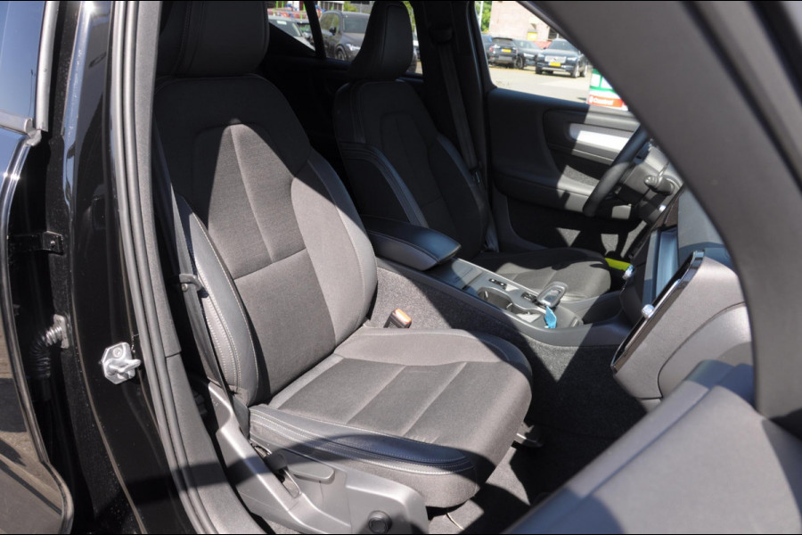 Volvo XC40 T4 190PK Automaat Momentum Pro Navigatie / Parkeersensoren Voor & achter / Parkeercamera achter / Semi Elek. wegklapbare trekhaak / Climate Control /  Getinte ramen vanaf de B-Stijl / Premium Audi Harman Kardon