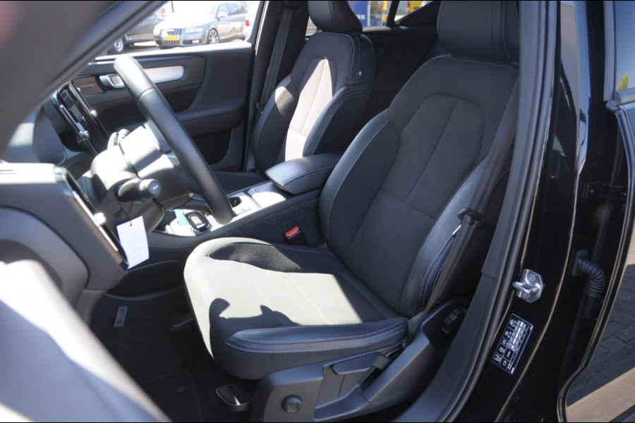 Volvo XC40 T4 190PK Automaat Momentum Pro Navigatie / Parkeersensoren Voor & achter / Parkeercamera achter / Semi Elek. wegklapbare trekhaak / Climate Control /  Getinte ramen vanaf de B-Stijl / Premium Audi Harman Kardon