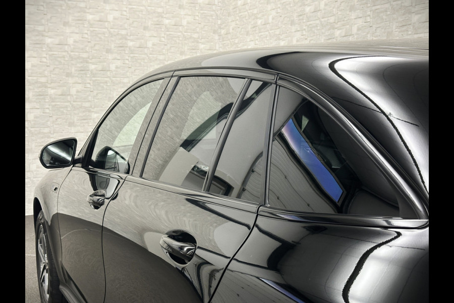 Mercedes-Benz EQC 400 4MATIC AMG-Line 80 kWh | 360 Camera | Distronic + | Schuifdak | Burmester | Keyless-Go | Trekhaak | Memory | Carbon | Zwarte Sierlijsten | Sfeerverlichting | Carplay | Getint Glas | Widescreen | LED | 19'' |