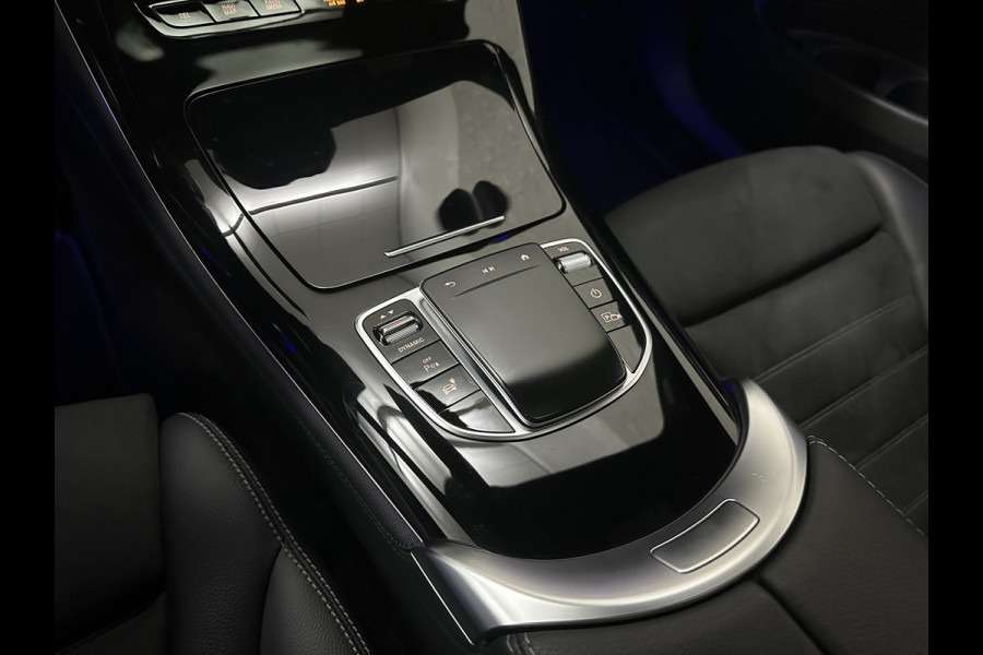 Mercedes-Benz EQC 400 4MATIC AMG-Line 80 kWh | 360 Camera | Distronic + | Schuifdak | Burmester | Keyless-Go | Trekhaak | Memory | Carbon | Zwarte Sierlijsten | Sfeerverlichting | Carplay | Getint Glas | Widescreen | LED | 19'' |