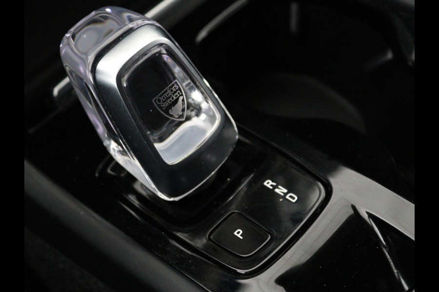 Volvo XC40 1.5 T4 Recharge Inscription | Trekhaak | Apple Carplay | Cruise Control Adaptief | Grootlichtassistent | keyless entry | DAB | LMV 19