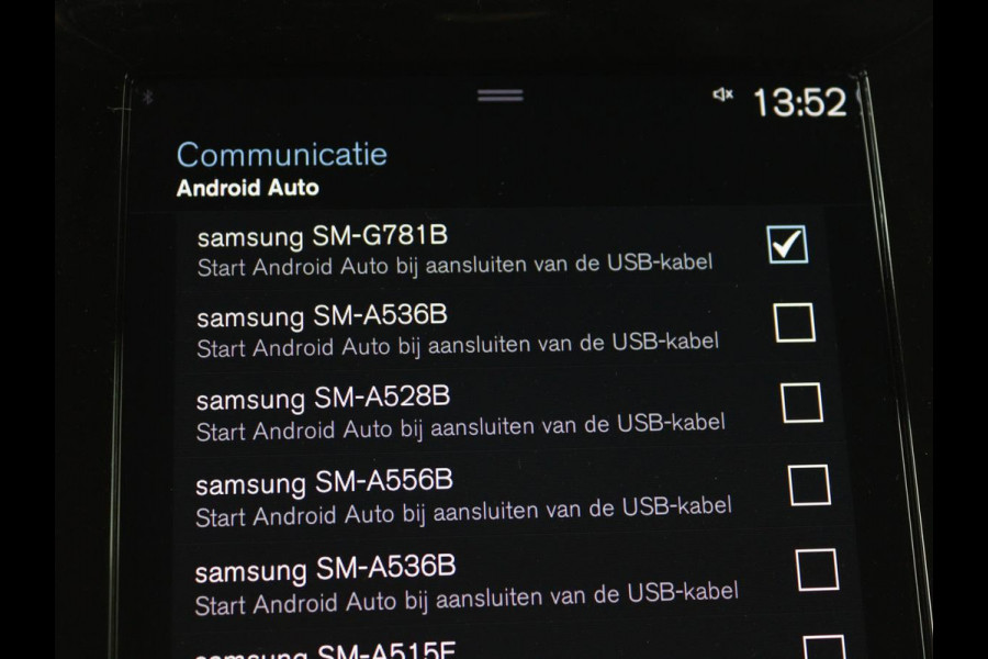 Volvo XC40 1.5 T4 Recharge Inscription | Trekhaak | Apple Carplay | Cruise Control Adaptief | Grootlichtassistent | keyless entry | DAB | LMV 19