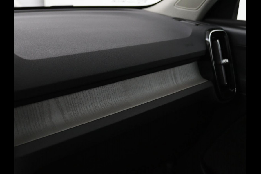 Volvo XC40 1.5 T4 Recharge Inscription | Trekhaak | Apple Carplay | Cruise Control Adaptief | Grootlichtassistent | keyless entry | DAB | LMV 19