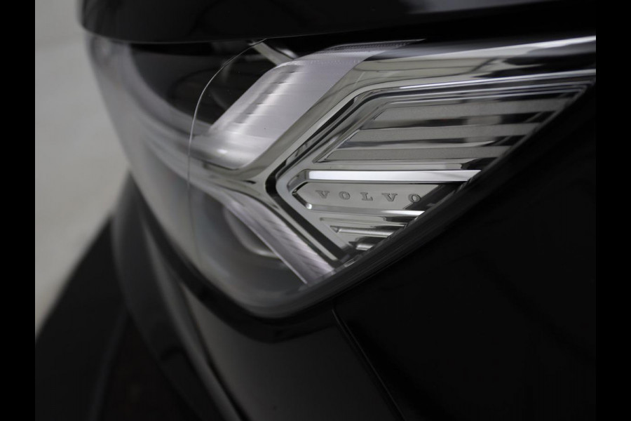 Volvo XC40 1.5 T4 Recharge Inscription | Trekhaak | Apple Carplay | Cruise Control Adaptief | Grootlichtassistent | keyless entry | DAB | LMV 19