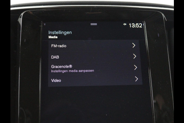 Volvo XC40 1.5 T4 Recharge Inscription | Trekhaak | Apple Carplay | Cruise Control Adaptief | Grootlichtassistent | keyless entry | DAB | LMV 19