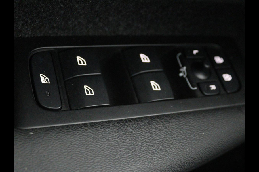 Volvo XC40 1.5 T4 Recharge Inscription | Trekhaak | Apple Carplay | Cruise Control Adaptief | Grootlichtassistent | keyless entry | DAB | LMV 19