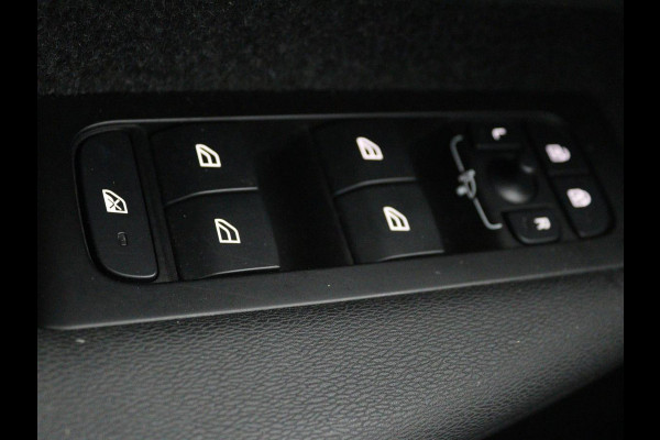 Volvo XC40 1.5 T4 Recharge Inscription | Trekhaak | Apple Carplay | Cruise Control Adaptief | Grootlichtassistent | keyless entry | DAB | LMV 19