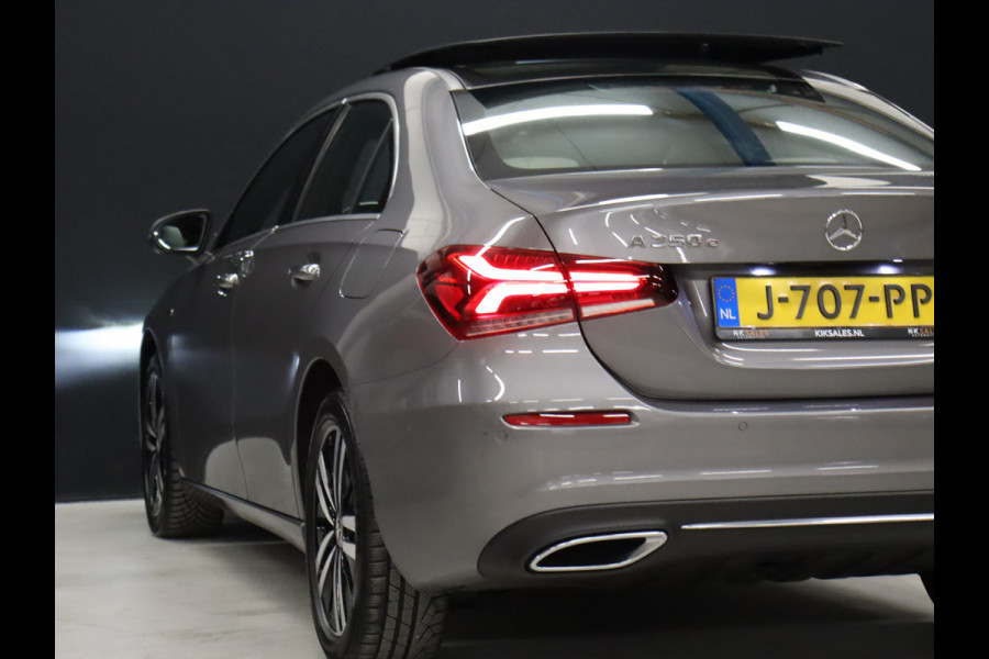 Mercedes-Benz A-Klasse 250 e Business Solution Luxury Limited [CRUISE CONTROL, DIGITAL DASH ,CAMERA + PDC, SCHUIFKANTELDAK, SFEERVERLICHTING, CARPLAY, STOELVERWARMING, MEMORY SEATS, VOL LEDER, FLIPPERS, NAVIGATIE, NIEUWSTAAT]