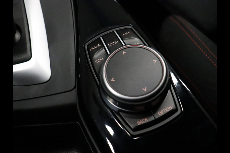 BMW 1-serie 118i Sport Line [CRUISE CONTROL, CLIMATE CONTROL, HALF LEDER, BMW LED KOPLAMPEN, PDC ACHTER, BLUETOOTH TELEFOONVERBINDING, NAVIGATIE, NIEUWSTAAT]