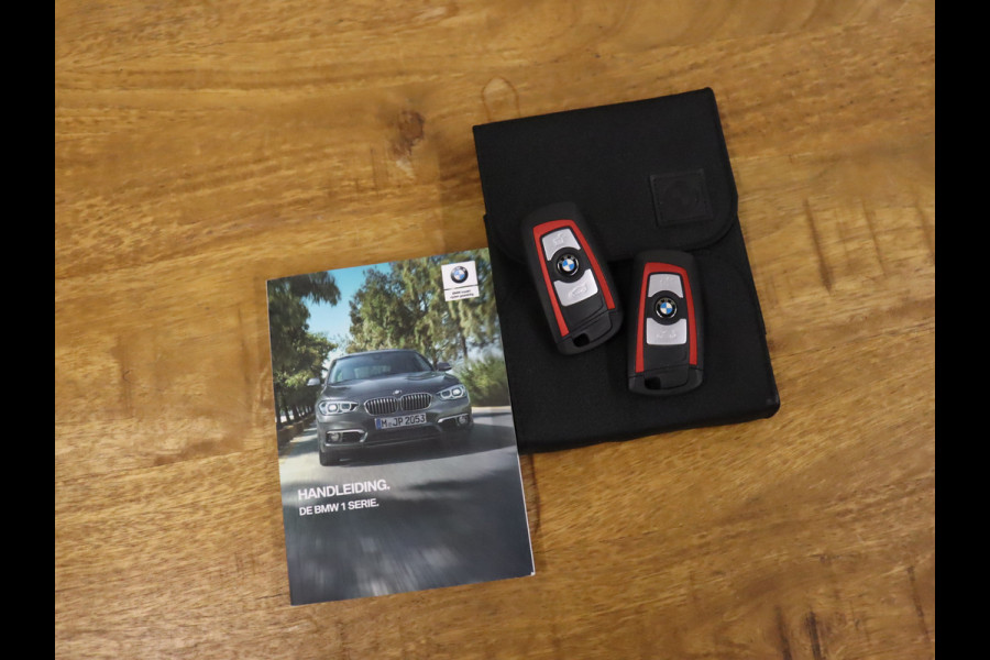 BMW 1-serie 118i Sport Line [CRUISE CONTROL, CLIMATE CONTROL, HALF LEDER, BMW LED KOPLAMPEN, PDC ACHTER, BLUETOOTH TELEFOONVERBINDING, NAVIGATIE, NIEUWSTAAT]