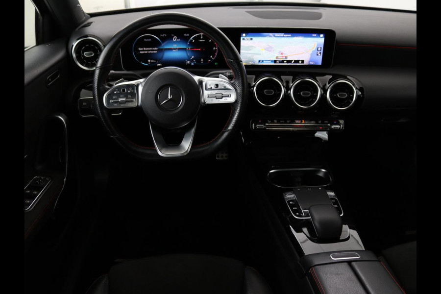 Mercedes-Benz A-Klasse 180 d Business Solution AMG | Panoramadak | AMG Line | Stoelverwarming | Apple Carplay | Achteruitrijcamera | Full LED | Navigatie | Cruise Control | LMV 18