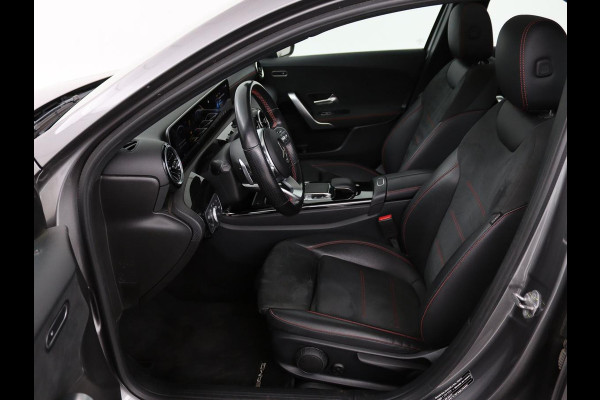 Mercedes-Benz A-Klasse 180 d Business Solution AMG | Panoramadak | AMG Line | Stoelverwarming | Apple Carplay | Achteruitrijcamera | Full LED | Navigatie | Cruise Control | LMV 18