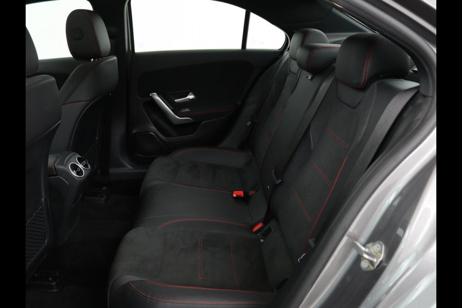 Mercedes-Benz A-Klasse 180 d Business Solution AMG | Panoramadak | AMG Line | Stoelverwarming | Apple Carplay | Achteruitrijcamera | Full LED | Navigatie | Cruise Control | LMV 18