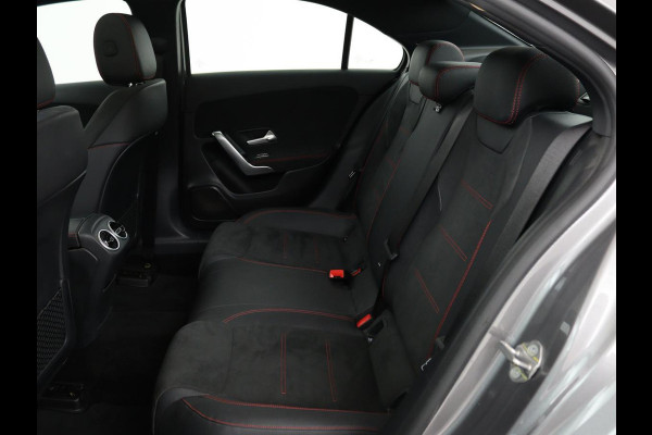 Mercedes-Benz A-Klasse 180 d Business Solution AMG | Panoramadak | AMG Line | Stoelverwarming | Apple Carplay | Achteruitrijcamera | Full LED | Navigatie | Cruise Control | LMV 18