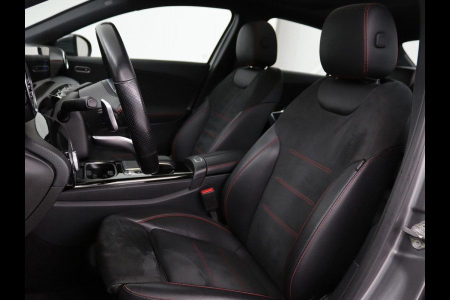 Mercedes-Benz A-Klasse 180 d Business Solution AMG | Panoramadak | AMG Line | Stoelverwarming | Apple Carplay | Achteruitrijcamera | Full LED | Navigatie | Cruise Control | LMV 18