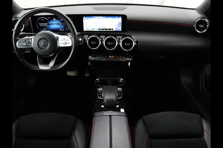 Mercedes-Benz A-Klasse 180 d Business Solution AMG | Panoramadak | AMG Line | Stoelverwarming | Apple Carplay | Achteruitrijcamera | Full LED | Navigatie | Cruise Control | LMV 18