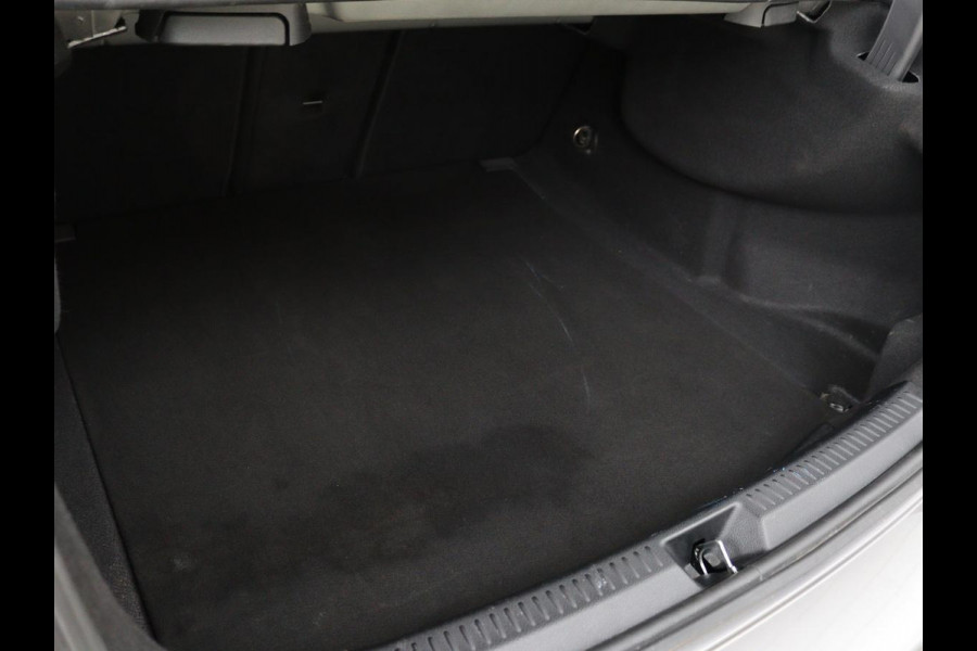 Mercedes-Benz A-Klasse 180 d Business Solution AMG | Panoramadak | AMG Line | Stoelverwarming | Apple Carplay | Achteruitrijcamera | Full LED | Navigatie | Cruise Control | LMV 18