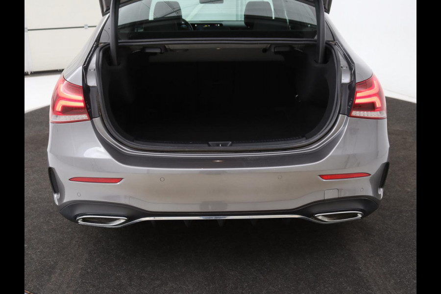 Mercedes-Benz A-Klasse 180 d Business Solution AMG | Panoramadak | AMG Line | Stoelverwarming | Apple Carplay | Achteruitrijcamera | Full LED | Navigatie | Cruise Control | LMV 18