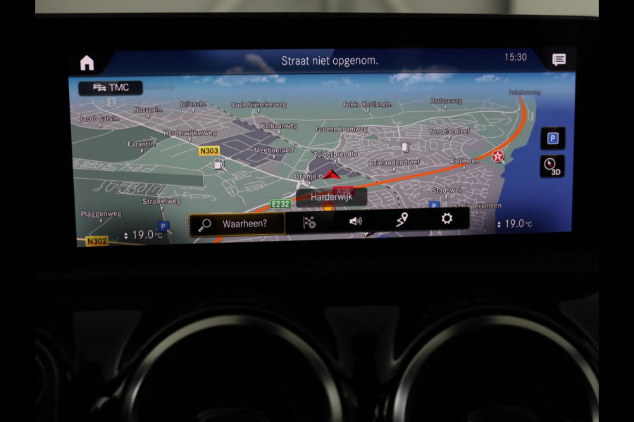 Mercedes-Benz A-Klasse 180 d Business Solution AMG | Panoramadak | AMG Line | Stoelverwarming | Apple Carplay | Achteruitrijcamera | Full LED | Navigatie | Cruise Control | LMV 18