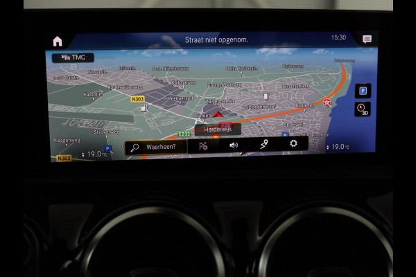 Mercedes-Benz A-Klasse 180 d Business Solution AMG | Panoramadak | AMG Line | Stoelverwarming | Apple Carplay | Achteruitrijcamera | Full LED | Navigatie | Cruise Control | LMV 18