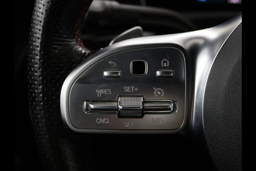 Mercedes-Benz A-Klasse 180 d Business Solution AMG | Panoramadak | AMG Line | Stoelverwarming | Apple Carplay | Achteruitrijcamera | Full LED | Navigatie | Cruise Control | LMV 18
