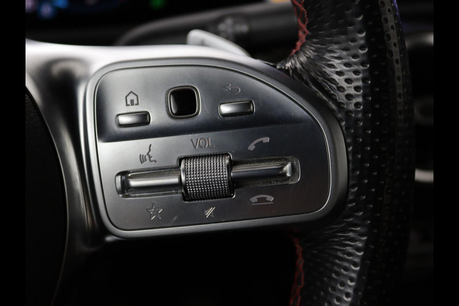 Mercedes-Benz A-Klasse 180 d Business Solution AMG | Panoramadak | AMG Line | Stoelverwarming | Apple Carplay | Achteruitrijcamera | Full LED | Navigatie | Cruise Control | LMV 18