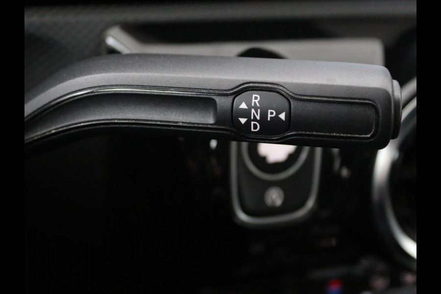 Mercedes-Benz A-Klasse 180 d Business Solution AMG | Panoramadak | AMG Line | Stoelverwarming | Apple Carplay | Achteruitrijcamera | Full LED | Navigatie | Cruise Control | LMV 18