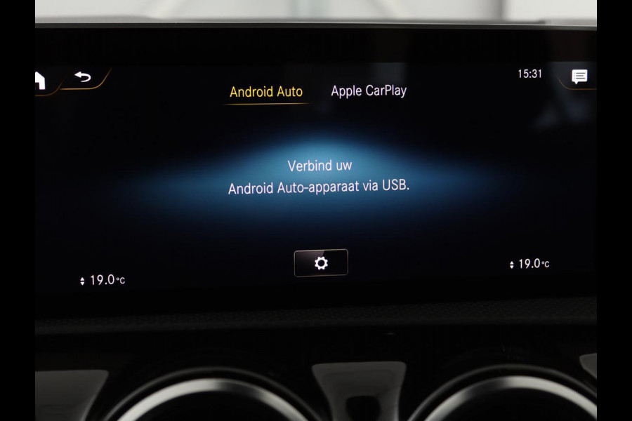 Mercedes-Benz A-Klasse 180 d Business Solution AMG | Panoramadak | AMG Line | Stoelverwarming | Apple Carplay | Achteruitrijcamera | Full LED | Navigatie | Cruise Control | LMV 18