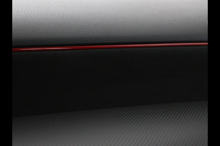 Mercedes-Benz A-Klasse 180 d Business Solution AMG | Panoramadak | AMG Line | Stoelverwarming | Apple Carplay | Achteruitrijcamera | Full LED | Navigatie | Cruise Control | LMV 18