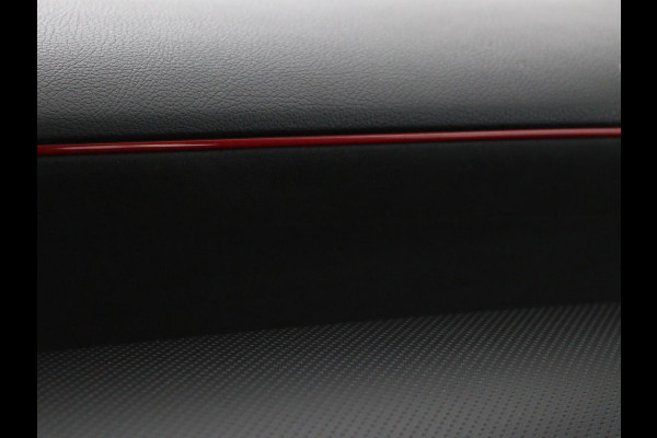 Mercedes-Benz A-Klasse 180 d Business Solution AMG | Panoramadak | AMG Line | Stoelverwarming | Apple Carplay | Achteruitrijcamera | Full LED | Navigatie | Cruise Control | LMV 18