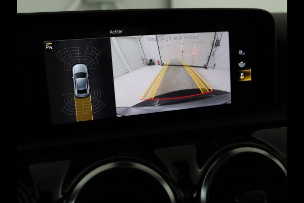 Mercedes-Benz A-Klasse 180 d Business Solution AMG | Panoramadak | AMG Line | Stoelverwarming | Apple Carplay | Achteruitrijcamera | Full LED | Navigatie | Cruise Control | LMV 18