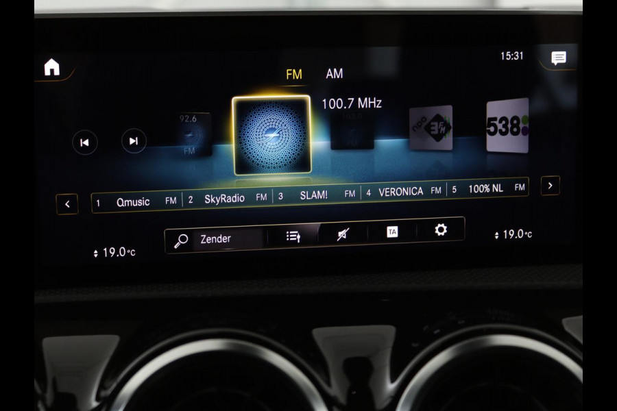 Mercedes-Benz A-Klasse 180 d Business Solution AMG | Panoramadak | AMG Line | Stoelverwarming | Apple Carplay | Achteruitrijcamera | Full LED | Navigatie | Cruise Control | LMV 18
