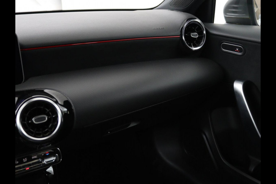 Mercedes-Benz A-Klasse 180 d Business Solution AMG | Panoramadak | AMG Line | Stoelverwarming | Apple Carplay | Achteruitrijcamera | Full LED | Navigatie | Cruise Control | LMV 18