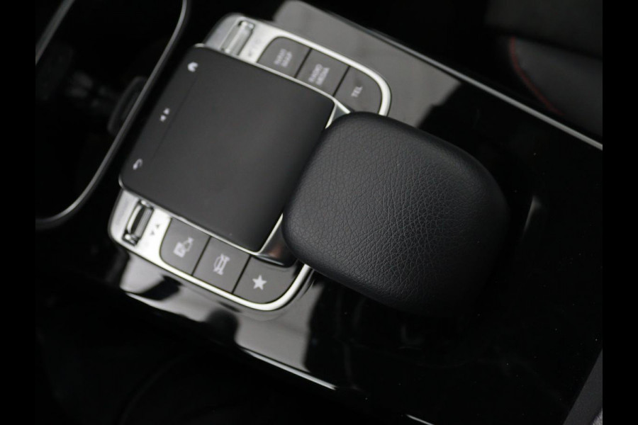 Mercedes-Benz A-Klasse 180 d Business Solution AMG | Panoramadak | AMG Line | Stoelverwarming | Apple Carplay | Achteruitrijcamera | Full LED | Navigatie | Cruise Control | LMV 18