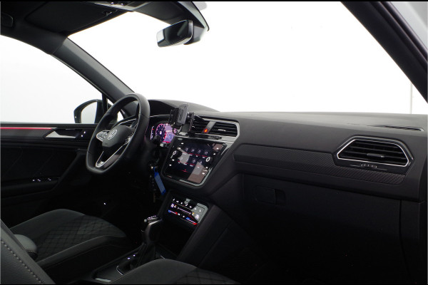 Volkswagen Tiguan 1.5 TSI R-Line > IQ.Light/trekhaak/20 inch Suzuka/Black Style Design-pakket...
