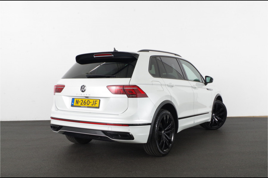 Volkswagen Tiguan 1.5 TSI R-Line > IQ.Light/trekhaak/20 inch Suzuka/Black Style Design-pakket...
