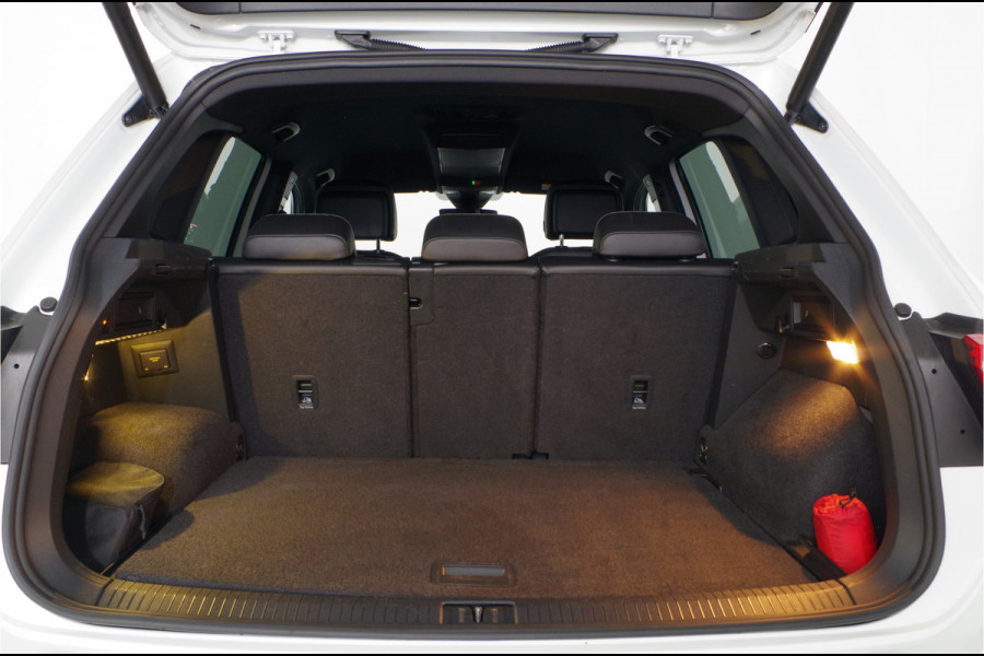 Volkswagen Tiguan 1.5 TSI R-Line > IQ.Light/trekhaak/20 inch Suzuka/Black Style Design-pakket...