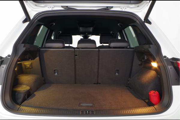 Volkswagen Tiguan 1.5 TSI R-Line > IQ.Light/trekhaak/20 inch Suzuka/Black Style Design-pakket...