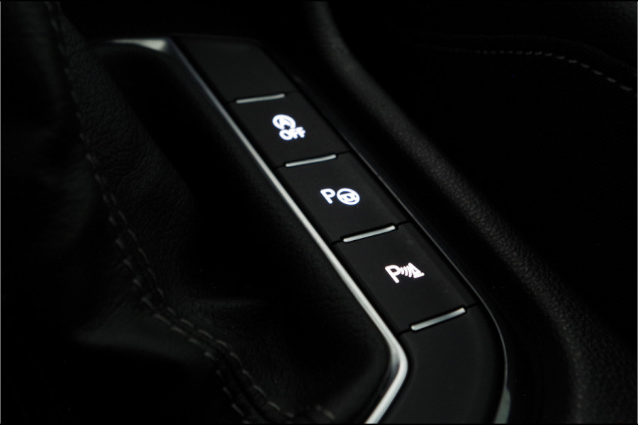 Volkswagen Tiguan 1.5 TSI R-Line > IQ.Light/trekhaak/20 inch Suzuka/Black Style Design-pakket...