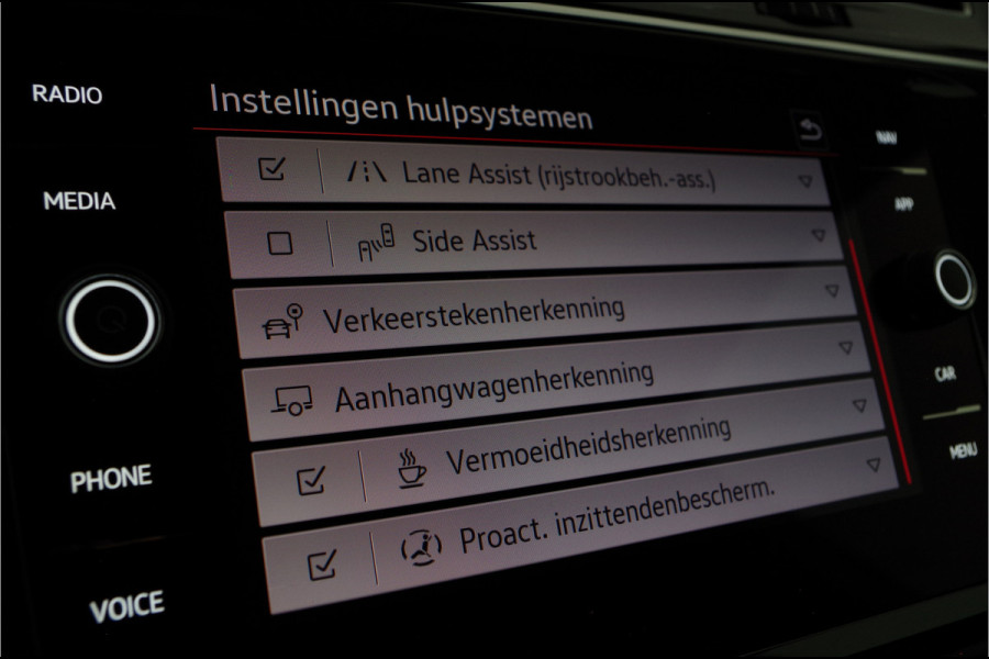Volkswagen Tiguan 1.5 TSI R-Line > IQ.Light/trekhaak/20 inch Suzuka/Black Style Design-pakket...