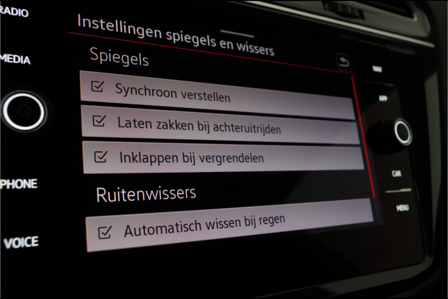 Volkswagen Tiguan 1.5 TSI R-Line > IQ.Light/trekhaak/20 inch Suzuka/Black Style Design-pakket...
