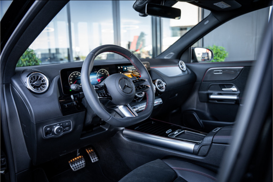Mercedes-Benz GLA 180 AMG Line - Panorama | Elek. Trekhaak | ACC | Camera