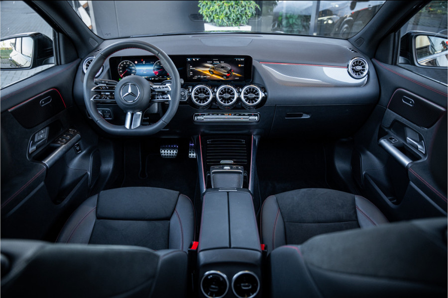 Mercedes-Benz GLA 180 AMG Line - Panorama | Elek. Trekhaak | ACC | Camera