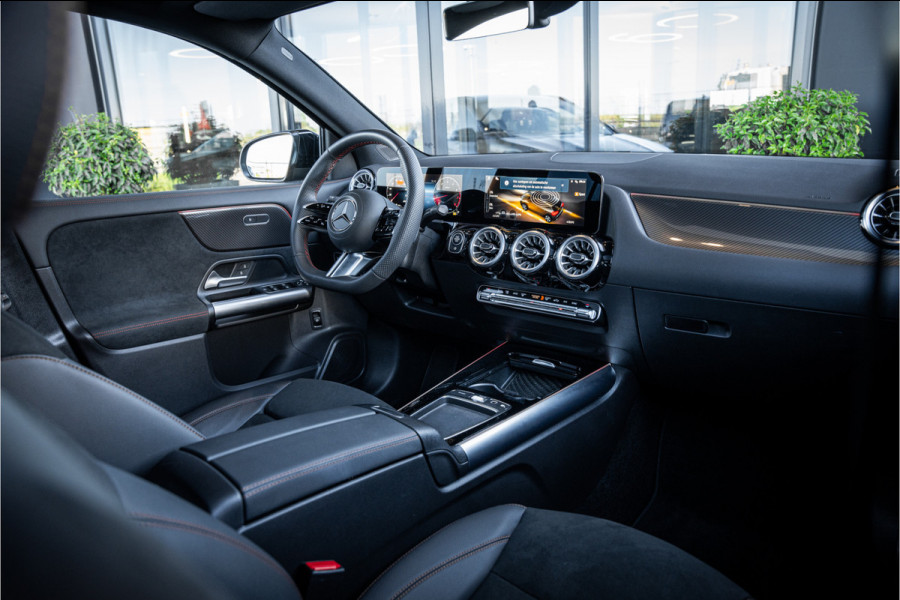 Mercedes-Benz GLA 180 AMG Line - Panorama | Elek. Trekhaak | ACC | Camera