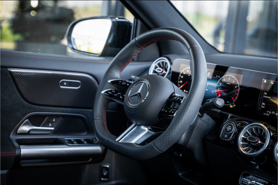 Mercedes-Benz GLA 180 AMG Line - Panorama | Elek. Trekhaak | ACC | Camera