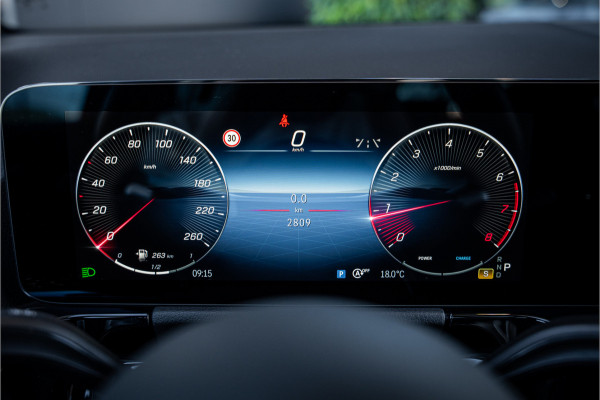Mercedes-Benz GLA 180 AMG Line - Panorama | Elek. Trekhaak | ACC | Camera