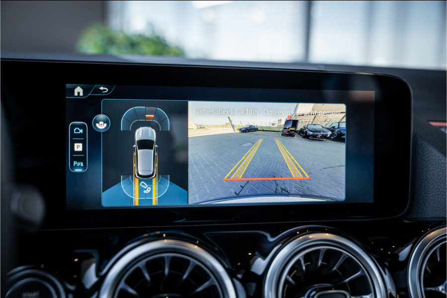 Mercedes-Benz GLA 180 AMG Line - Panorama | Elek. Trekhaak | ACC | Camera